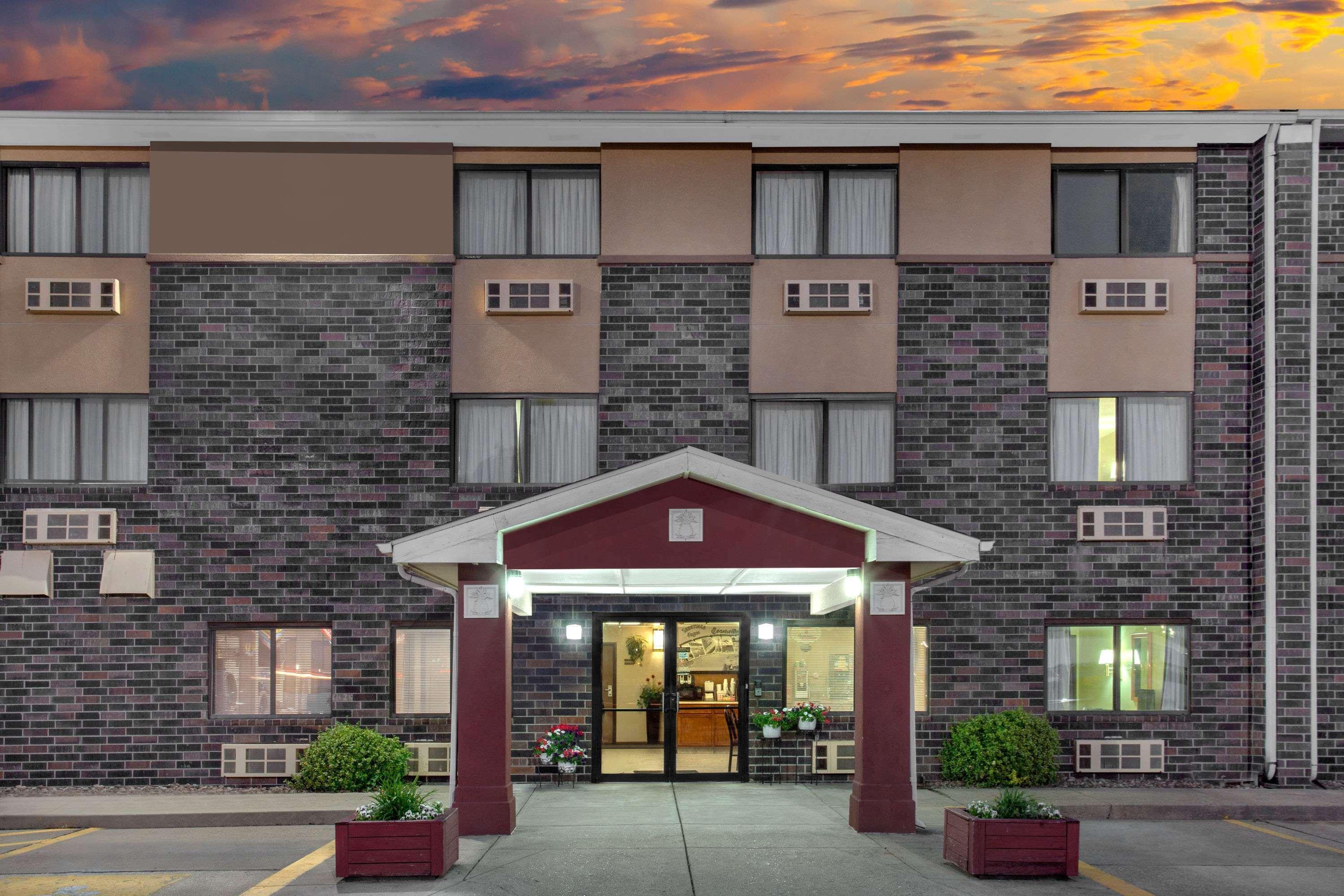 Super 8 By Wyndham Evansville East Exterior photo
