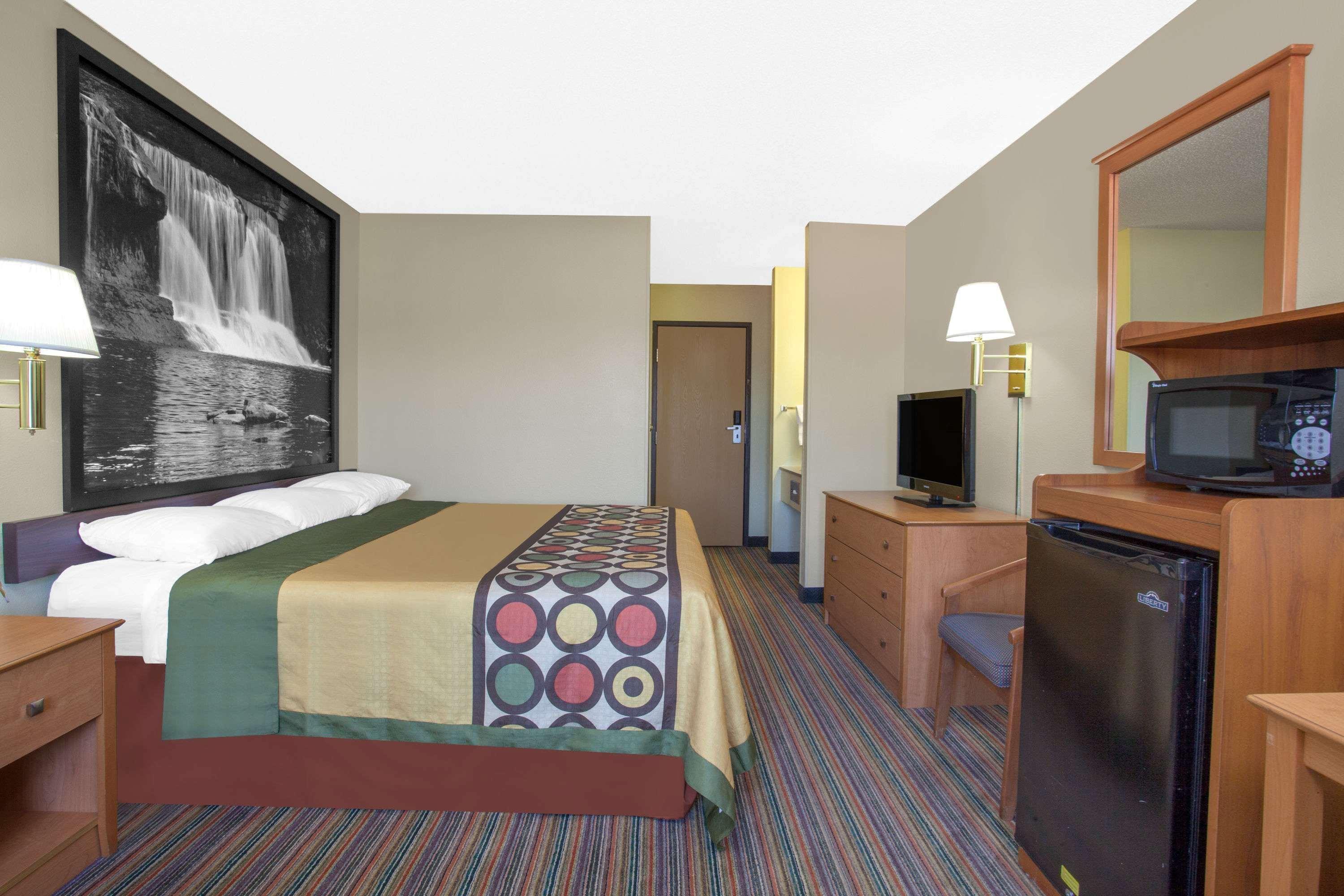 Super 8 By Wyndham Evansville East Exterior photo