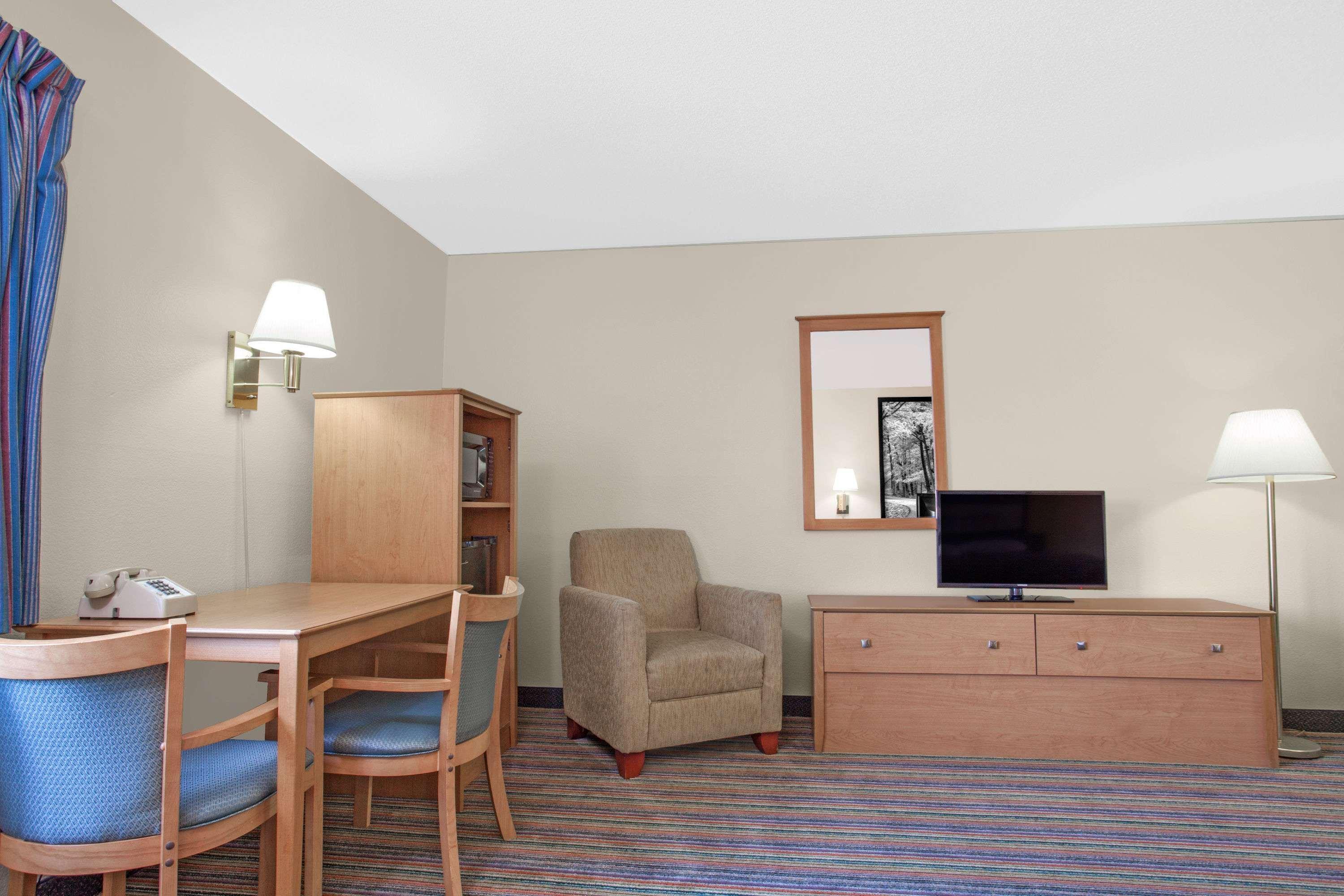 Super 8 By Wyndham Evansville East Exterior photo