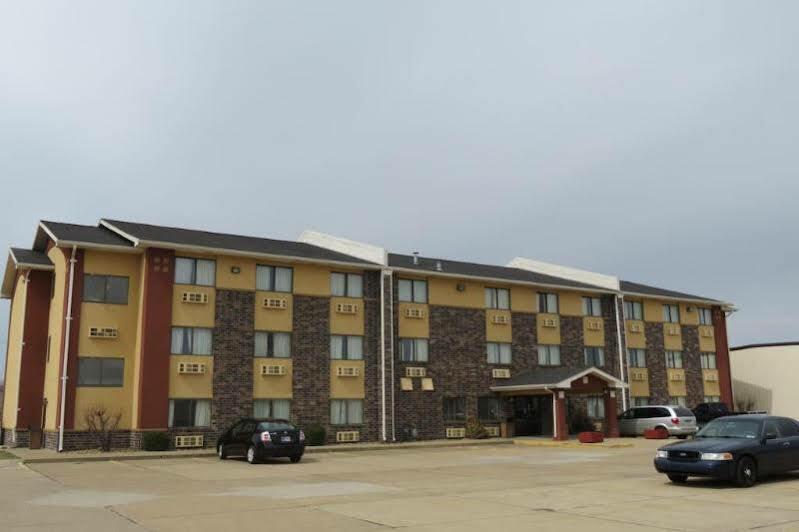 Super 8 By Wyndham Evansville East Exterior photo